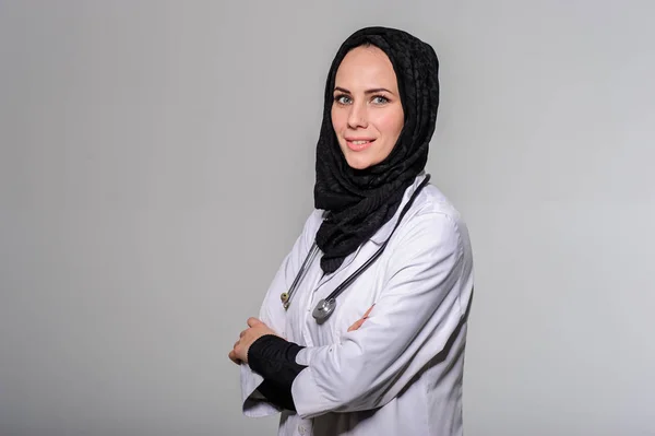 Arab Female Doctor Posing Smiling Isolated Grey Background — Stock Photo, Image