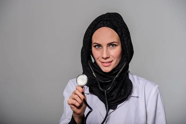Arabisk Kvinnlig Läkare Poserar Och Leende Isolerad Grå Bakgrund — Stockfoto