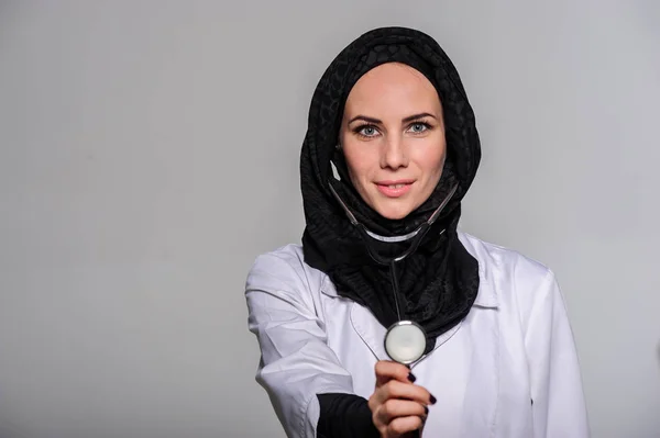 Arabské Lékařka Pózování Usmívá Izolovaná Šedém Pozadí — Stock fotografie