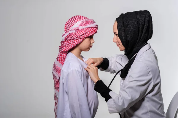 Arabische Krankenschwester Und Kleine Muslimische Patientin Mit Gesundheitsversorgung — Stockfoto
