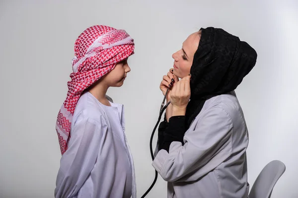 Arabic Nurse Small Muslim Patient Health Care — Stock Photo, Image