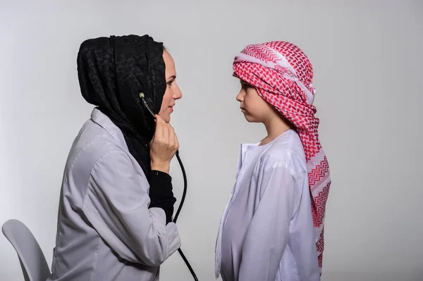 Арабская Медсестра Маленький Мусульманский Пациент Медицинским Обслуживанием — стоковое фото