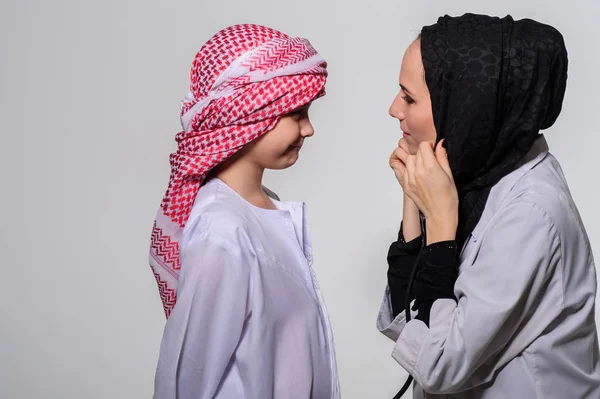 Arabische Krankenschwester Und Kleine Muslimische Patientin Mit Gesundheitsversorgung — Stockfoto