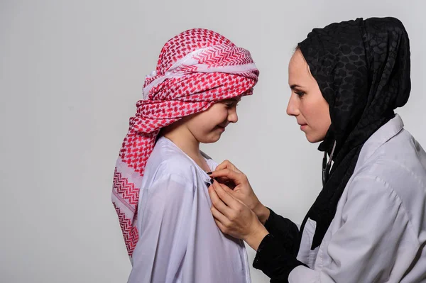 Arabische Krankenschwester Und Kleine Muslimische Patientin Mit Gesundheitsversorgung — Stockfoto