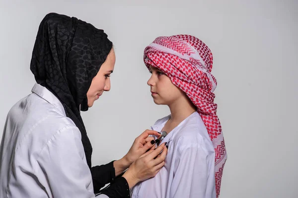 Арабская Медсестра Маленький Мусульманский Пациент Медицинским Обслуживанием — стоковое фото