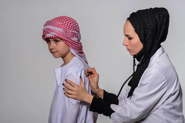 Arabische Krankenschwester Und Kleine Muslimische Patientin Mit Gesundheitsversorgung — Stockfoto