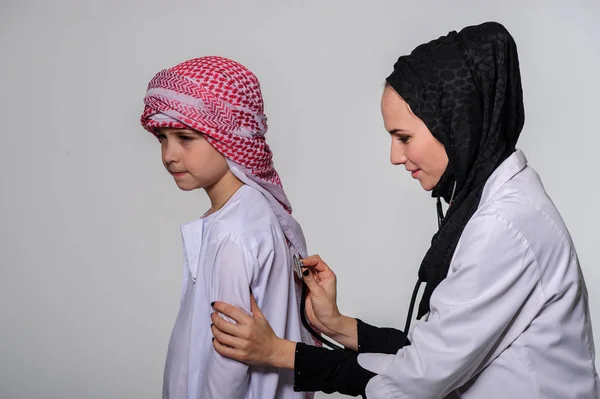 Arabische Krankenschwester Und Kleine Muslimische Patientin Mit Gesundheitsversorgung — Stockfoto