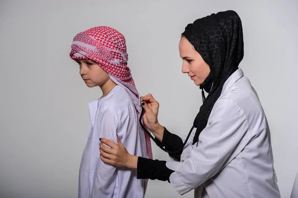 Arabská Sestra Malé Muslimský Pacient Zdravotní Péče — Stock fotografie