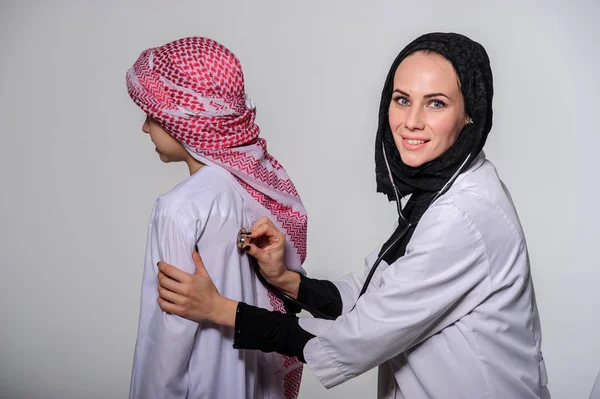 Arabiska Sjuksköterska Och Små Muslimska Patienten Med Hälso Och Sjukvård — Stockfoto