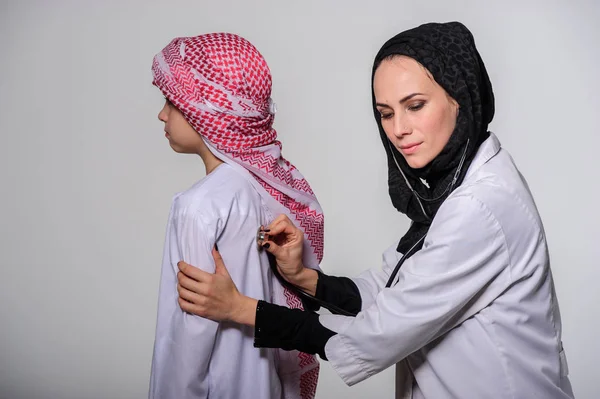 アラビア語の看護師と医療患者の小さなイスラム教徒 — ストック写真