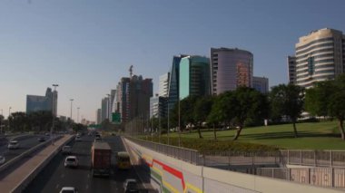 Dubai, Uae - 21 Ekim 2019: Al Maktoum yolu ve Dubai Deira Saat Kulesi, Birleşik Arap Emirlikleri