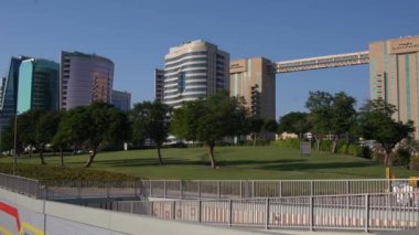 Dubai, Uae - 21 Ekim 2019: Al Maktoum yolu ve Dubai Deira Saat Kulesi, Birleşik Arap Emirlikleri