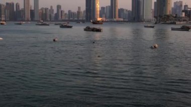 Şeriat, Uae - Fabryary 03, 2019: Şeriat lagünbatımı, Şeriat Körfezi 'nin kuzey kıyısında Arap Yarımadası' nda yer almaktadır..