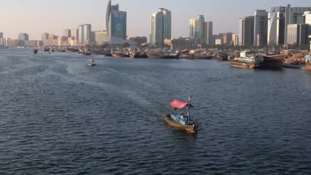 迪拜溪 2019年5月27日 迪拜溪的天际线景观与传统的船务出租车活动 这条小河把这座城市分为两个主要部分 杜拉和迪拜 — 图库视频影像