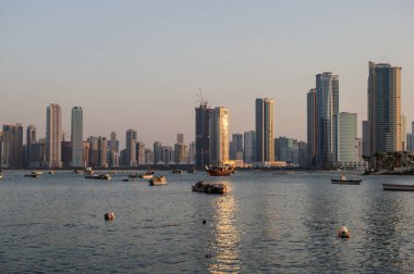 Sharjah, Birleşik Arap Emirlikleri - 15 Ekim 2019: Sharjah şehrine bakın. Şeriat Arap Yarımadası 'ndaki Basra Körfezi' nin kuzey kıyısında yer almaktadır. Sharjah Birleşik Arap Emirliğinin en büyük üçüncü şehridir.