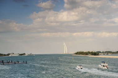 İki lüks otel Burj Al Arab ve Dubai 'deki Jumeirah Beach Hotel. Otellerin arkası, Palm Island manzarası.