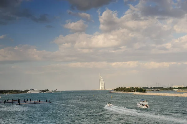 Deux hôtels de luxe Burj Al Arab et Jumeirah Beach Hotel à Dubai. Face arrière des hôtels, vue de Palm île — Photo