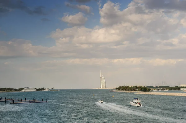 阿联酋迪拜- 2019年1月：迪拜的两家豪华酒店Burj Al Arab和Jumeirah Beach Hotel 。 酒店后面，从棕榈岛可以看到 — 图库照片