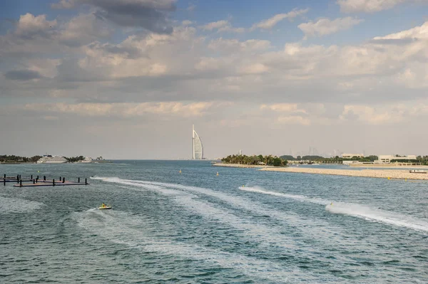 DUBAI, Emiratos Árabes Unidos - Enero de 2019: Dos hoteles de lujo Burj Al Arab y Jumeirah Beach Hotel en Dubai. Parte trasera de los hoteles, vista desde Palm Island — Foto de Stock