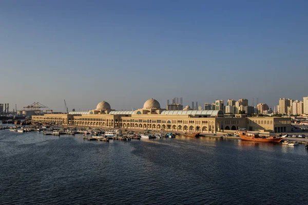 Souq al jubail and port of sharjah with boats docked at pier — Stock Photo, Image