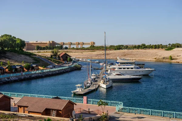 Uitzicht op de badplaats Al Jazira. Het pand is gelegen op een prachtige locatie op zijn eigen eiland in het heldere blauwe water van een 7 km lange zeekanaal bij Ghantoot naast de fa — Stockfoto