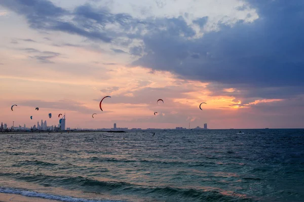 Vliegers vliegen op het strand van Dubai Kite (Jumeira). — Stockfoto