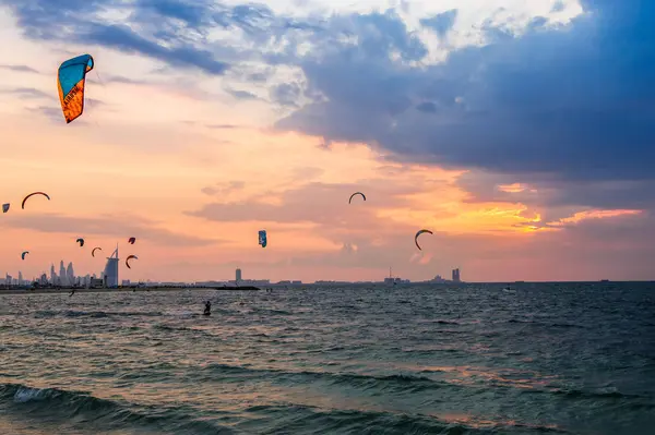 Vliegers vliegen op het strand van Dubai Kite (Jumeira). — Stockfoto