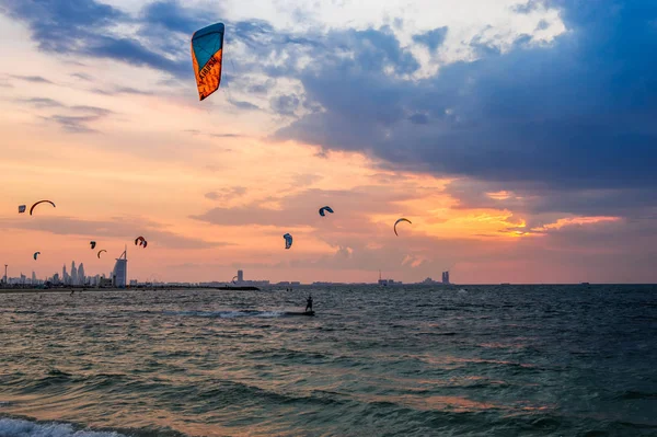 Dubai, Uae. - 20 januari 2019: Vliegers vliegen op het strand van Dubai Kite (Jumeira). — Stockfoto