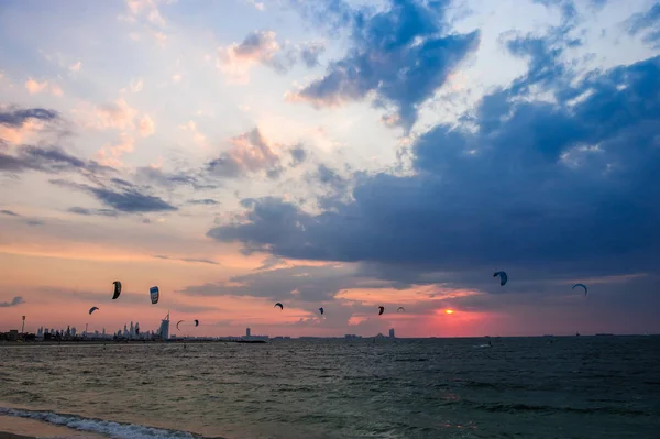 Dubai, Uae. - 20 januari 2019: Vliegers vliegen op het strand van Dubai Kite (Jumeira). — Stockfoto