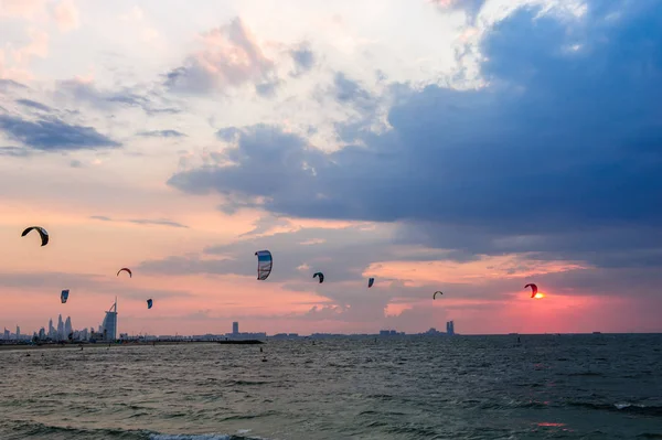 Vliegers vliegen op het strand van Dubai Kite (Jumeira). — Stockfoto
