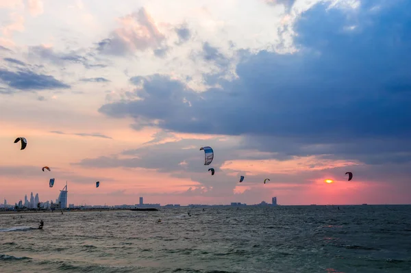 在迪拜（胡梅伊拉）海滩飞行的风筝. — 图库照片