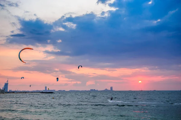 Dubai, Uae. - Vliegers vliegen op het strand van Dubai Kite (Jumeira). — Stockfoto