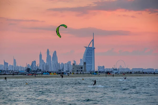 Kites flying at the Dubai Kite (Jumeira) beach. — Stock Photo, Image