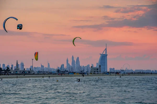 Drakar som flyger på stranden Dubai Kite (Jumeira). — Stockfoto