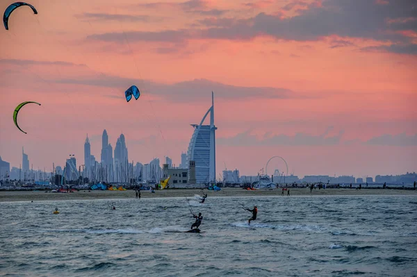 Drakar som flyger på stranden Dubai Kite (Jumeira). — Stockfoto