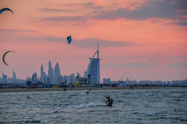 Drakar som flyger på stranden Dubai Kite (Jumeira). — Stockfoto