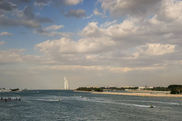 Dwa luksusowe hotele Burj Al Arab i Jumeirah Beach Hotel w Dubaju. Tylna strona hoteli, widok z Palm Island — Zdjęcie stockowe