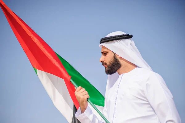 Stolt arabian Emirati man innehar en Uae flagga i öknen. — Stockfoto