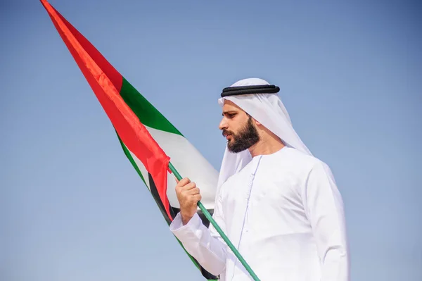 사막에서 Uae 국기를 들고 자랑 아라비아 Emirati 남자. — 스톡 사진