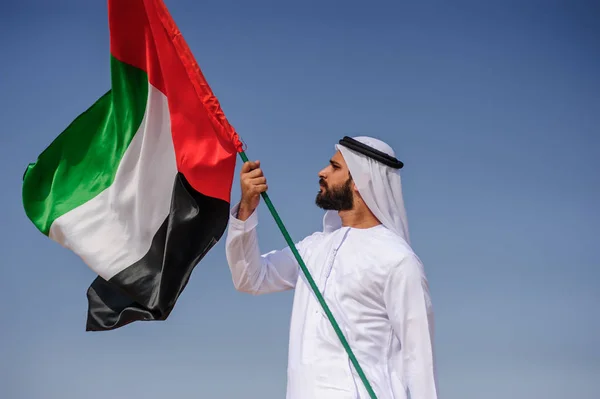 Гордый арабиец с флагом ОАЭ в пустыне . — стоковое фото
