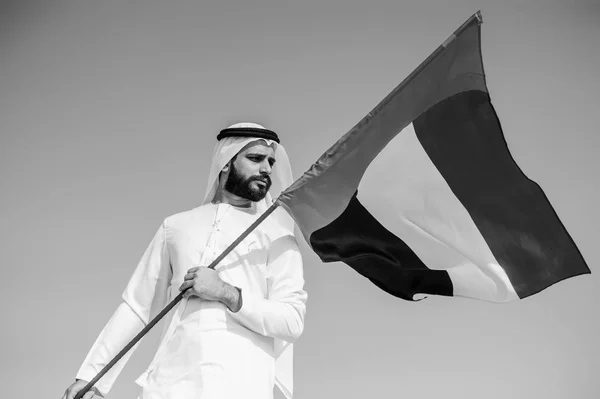 사막에서 Uae 국기를 들고 자랑 아라비아 Emirati 남자. — 스톡 사진