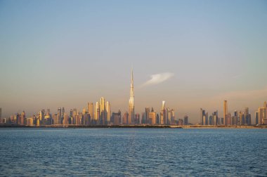 Dubai, Birleşik Arap Emirlikleri - 25 Aralık 2019 Dubai şehir merkezindeki Dubai şehir merkezi siluetinin panoramik görüntüsü.