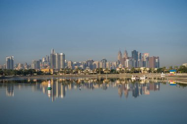 Muhteşem gökdelenleri, yeşil parkları ve rahat kafeleri ile Tecom Distric. Al Barsha gölet parkından manzara