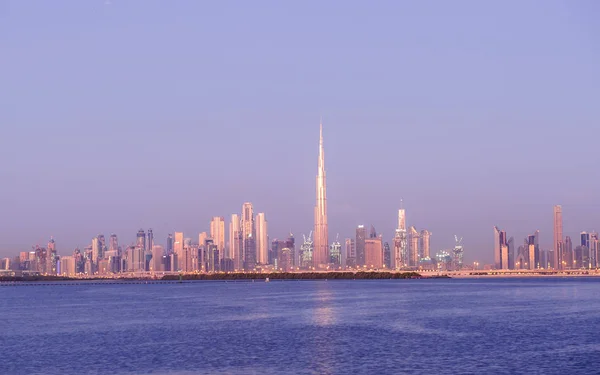 Dubai, Emirados Árabes Unidos - 25 de dezembro de 2019: Uma vista panorâmica do horizonte do centro de Dubai do lado do porto de Dubai Creek . — Fotografia de Stock