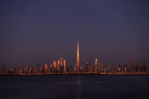 Dubai, Emirados Árabes Unidos - 25 de dezembro de 2019: Uma vista panorâmica do horizonte do centro de Dubai do lado do porto de Dubai Creek . — Fotografia de Stock