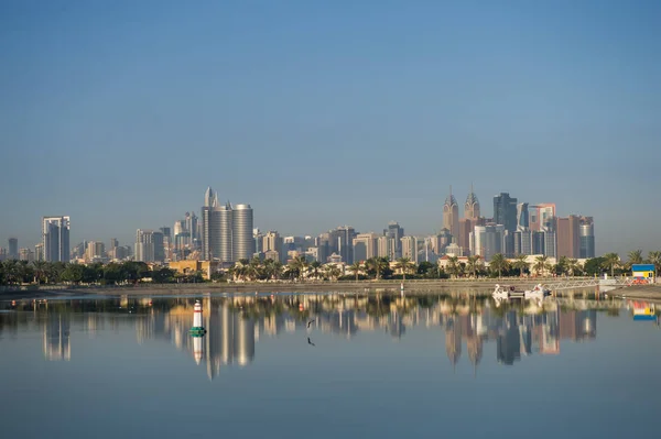DUBAI, UAE - 25 OF NOVEMBER 2019: Tecom distric with its fantastic skyscrapers, green parks and cozy cafes.View from Al Barsha pond park — Stock Photo, Image