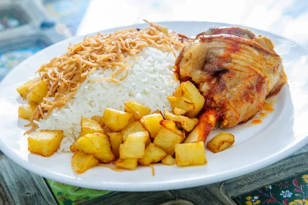 Prato de arroz amarelo coberto com carne de carneiro e batatas . — Fotografia de Stock