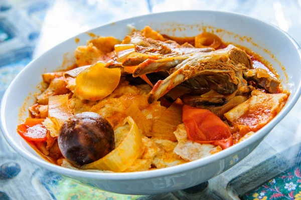 Marhahús bordák és sült burgonya a tányéron, szelektív fókusz.Arab hagyományos élelmiszer. — Stock Fotó
