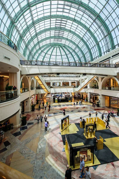 DUBAI, UAE - APRIL 07: Mall of the Emirates interior April 07, 2019 in Dubai, United Arab Emirates. Mall of the Emirates es un centro comercial en el distrito Al Barsha de Dubai.. — Foto de Stock