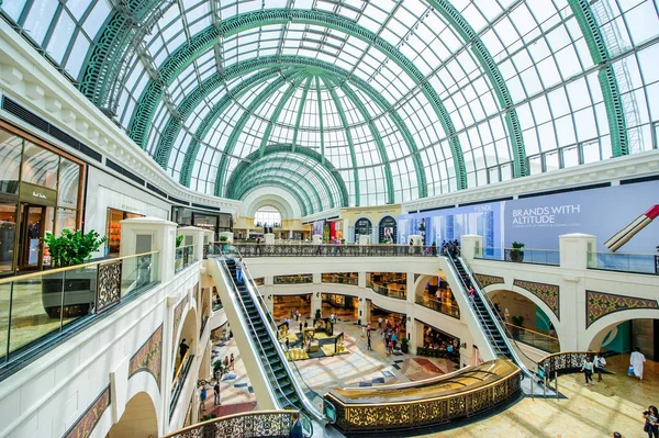 DUBAI, Zjednoczone Emiraty Arabskie - KWIECIEŃ 07: Mall of the Emirates interior 07 kwietnia 2019 w Dubaju, Zjednoczone Emiraty Arabskie. Mall of the Emirates to centrum handlowe w dzielnicy Al Barsha w Dubaju. — Zdjęcie stockowe